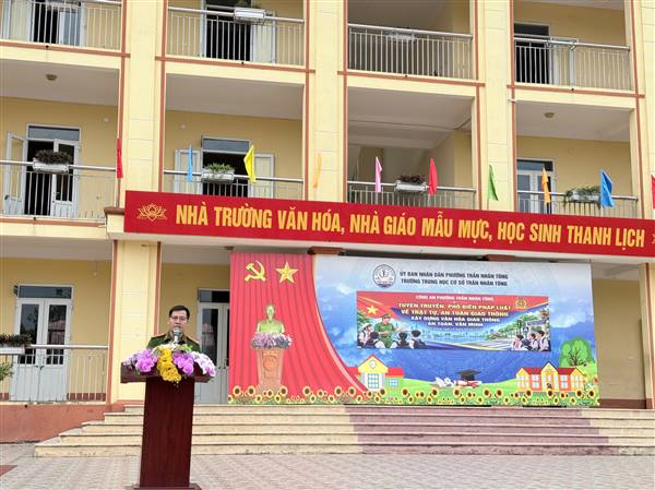  Công an phường tổ chức tuyên truyền an toàn giao thông tại trường THCS Trần Nhân Tông