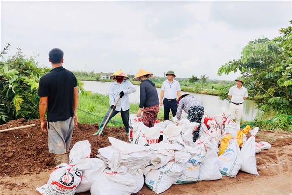 Chủ tịch UBND xã Trần Phú trực tiếp kiểm tra, động viên nhân dân thôn Lấu Khê ứng phó với ngập lụt