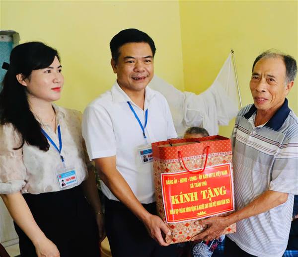 Thăm, tặng quà cụ Đặng Thị Để 107 tuổi tại thôn An Thượng nhân Ngày Quốc tế Người cao tuổi 1/10