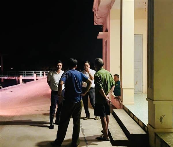 Chủ tịch UBND xã Trần Phú kiểm tra, động viên lực lượng thực hiện nhiệm vụ tuần tra, canh gác đê trên địa bàn.