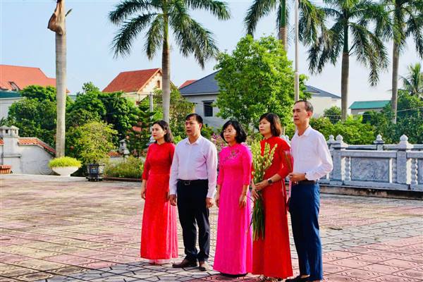UBKT Đảng ủy xã Trần Phú dâng hoa, dâng hương tưởng niệm Chủ tịch Hồ Chí Minh nhân kỷ niệm 77 năm Ngày truyền thống ngành Kiểm tra Đảng