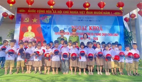 Trường Tiểu học Quốc Tuấn tổ chức ngoại khóa tuyên truyền về “An toàn giao thông và Phòng cháy chữa cháy”