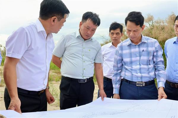 Phó Chủ tịch UBND thành phố Trần Văn Quân kiểm tra tiến độ giải phóng mặt bằng, đầu tư công tại xã Trần Phú và các xã thuộc khu vực Nam Sách