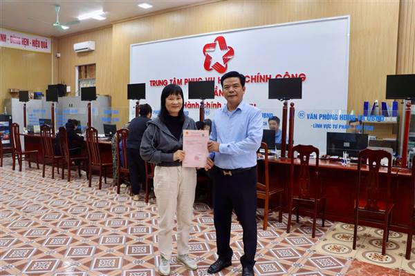 Hộ đầu tiên phấn khởi được nhận “sổ đỏ” sau sắp xếp, sáp nhập xã