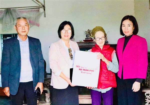 Đồng chí Phó Bí thư Thường trực Đảng ủy xã Trần Phú thăm, tặng quà gia đình nghèo, khó khăn nhân dịp kỷ niệm 95 năm Ngày thành lập Mặt trận Dân tộc thống nhất Việt Nam 18/11