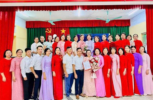 Chi bộ Trường Tiểu học Quốc Tuấn tổ chức Lễ kết nạp Đảng viên mới