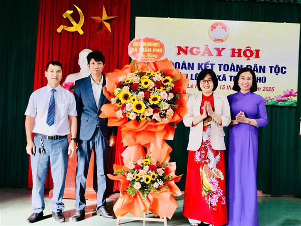 Đồng chí Phó Bí thư Thường trực Đảng ủy xã Trần Phú về dự chung vui trong Ngày hội Đại đoàn kết với nhân dân thôn Lê Hà