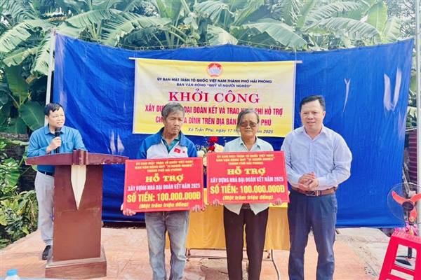 Ủy ban MTTQ thành phố trao 200 triệu đồng hỗ trợ 2 hộ nghèo xây nhà Đại đoàn kết