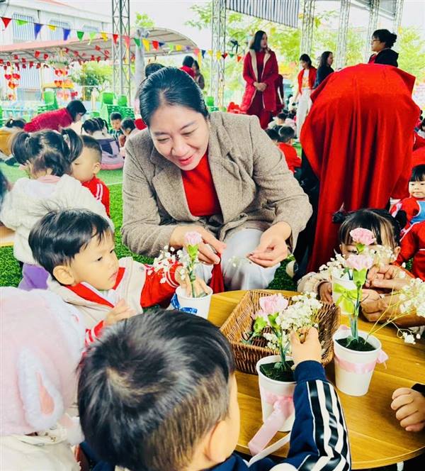 Trường Mầm non Thanh Quang tổ chức chương trình"Món quà qặng cô"