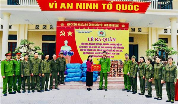 Nghĩa tình của Công an xã Trần Phú gửi trao tới đồng bào vượt qua mưa lũ