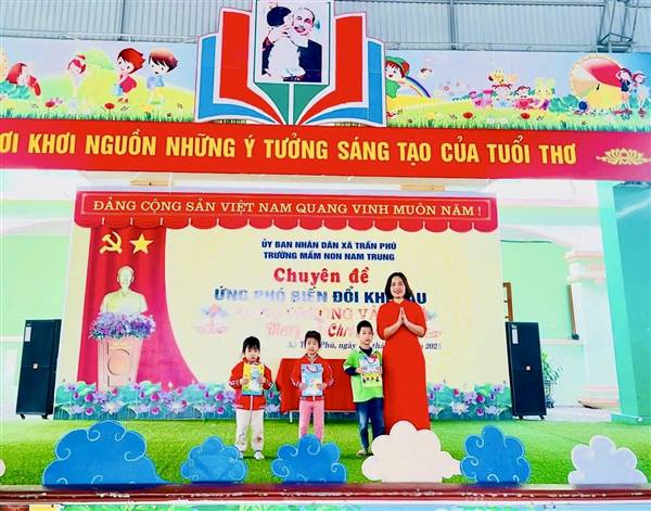 Cô và bé trường Mầm non Nam Trung cùng chung tay ứng phó với biến đổi khí hậu