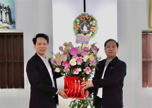 Các đồng chí Thường trực Đảng ủy xã Trần Phú thăm, tặng quà các chức sắc cùng bà con giáo dân tiêu biểu nhân dịp Lễ Noel 2025