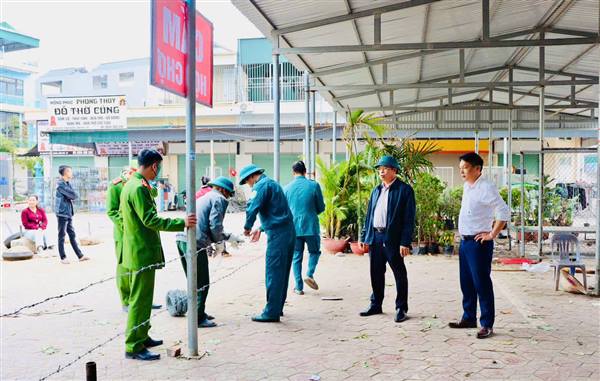 Xã Trần Phú ra quân giải tỏa, lập rào chắn và quản lý nghiêm khu vực chợ bị cháy (cạnh chợ Rồng)