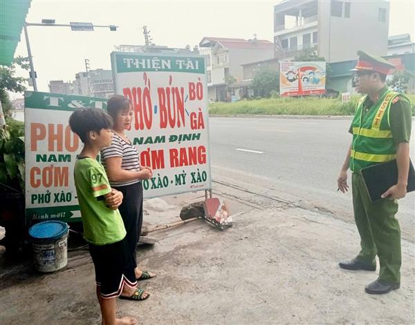 Tổ Cảnh sát trật tự Công an xã Trần Phú tích cực tuyên truyền hộ kinh doanh