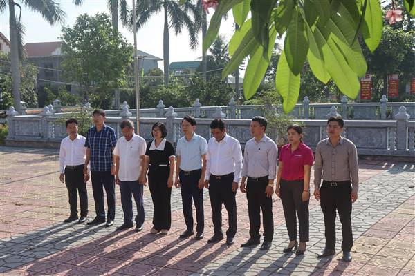 Thường trực Đảng ủy xã Trần Phú đi kiểm tra các địa điểm quan trọng trên địa bàn xã để chuẩn bị cho kỷ niệm 78 năm Ngày Thương binh - Liệt sĩ 27/7