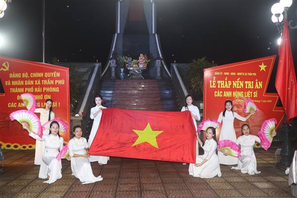 Xã Trần Phú long trọng tổ chức Lễ thắp nến tri ân các Anh hùng liệt sĩ nhân kỷ niệm 78 năm Ngày Thương binh - Liệt sĩ (27/7/1947 – 27/7/2025)