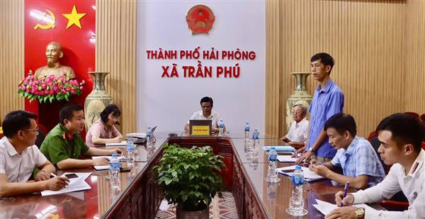 Đồng chí Chủ tịch UBND xã Trần Phú tiếp công dân, lắng nghe và chỉ đạo giải quyết kiến nghị