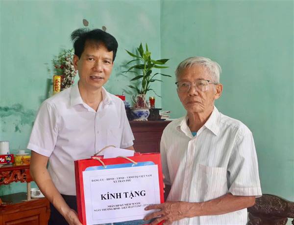 Xã Trần Phú tổ chức các đoàn đến thăm, tặng quà nhân dịp 27/7