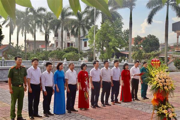 Đảng bộ xã Trần Phú tổ chức dâng hoa, dâng hương tri ân các anh hùng liệt sĩ và Chủ tịch Hồ Chí Minh