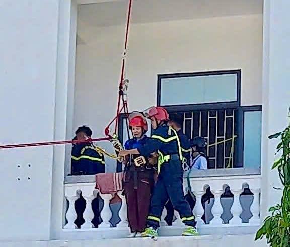 20 cán bộ, giáo viên, nhân viên trường Mầm non Nam Trung tham gia tập huấn PCCC và CNCH