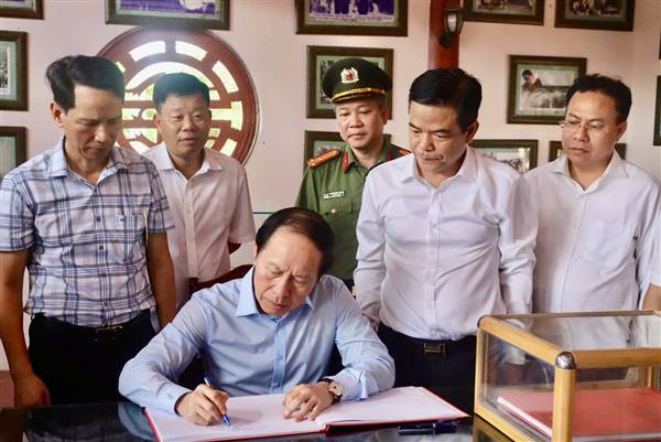Đồng chí Bí thư Thành ủy Hải Phòng dâng hương, dâng hoa tại Nhà tưởng niệm Chủ tịch Hồ Chí Minh xã Trần Phú