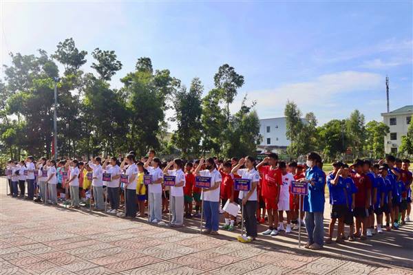 Từng bừng khai mạc giải bóng đá U11 năm 2025 xã Trần Phú