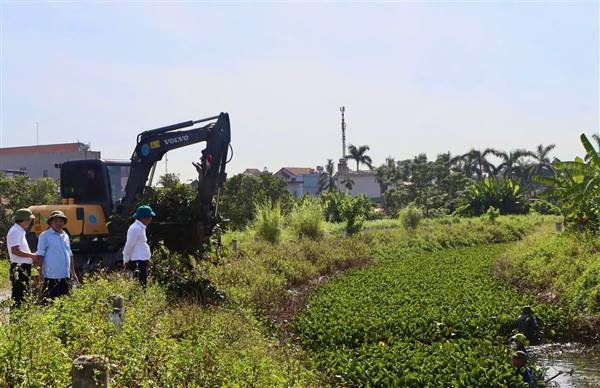 UBND xã Trần Phú phối hợp ra quân khơi thông kênh T1 phục vụ sản xuất nông nghiệp