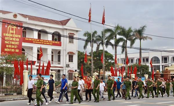 Đông đảo lực lượng xã Trần Phú hưởng ứng sự kiện đi bộ “Cùng Việt Nam tiến bước”