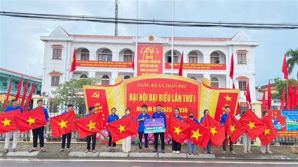 Đoàn xã Trần Phú trao công trình “Đường cờ Tổ quốc”
