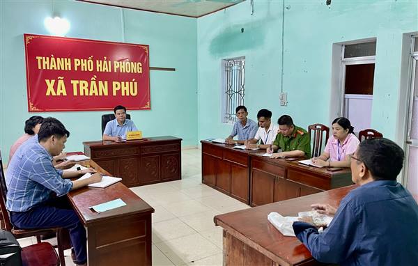 Chủ tịch UBND xã Trần Phú lắng nghe, chỉ đạo giải quyết kiến nghị của nhân dân