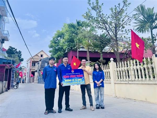 Đoàn xã Trần Phú phối hợp trao công trình “Đường cờ Tổ quốc”