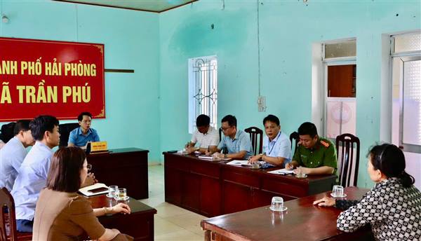 Đồng chí Bí thư Đảng ủy và đồng chí Chủ tịch UBND xã Trần Phú tiếp và đối thoại với công dân