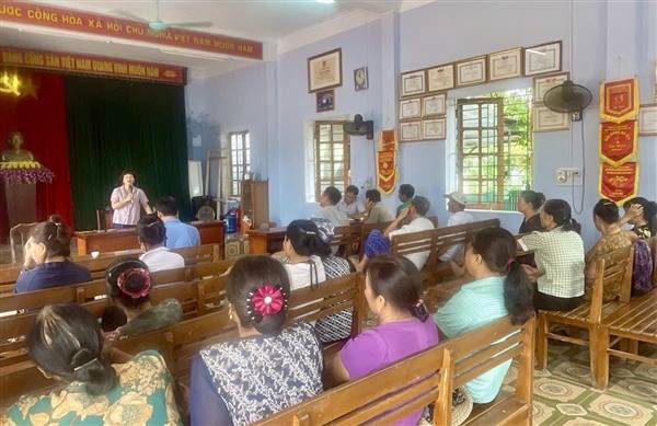 Nông dân thôn Bịch Đông được chuyển giao kỹ thuật phòng trừ sâu bệnh bảo vệ lúa mùa