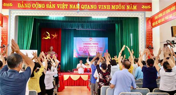 Ủy ban MTTQ xã Trần Phú phối hợp tổ chức hội nghị chuyên đề về văn hóa gia đình Việt Nam
