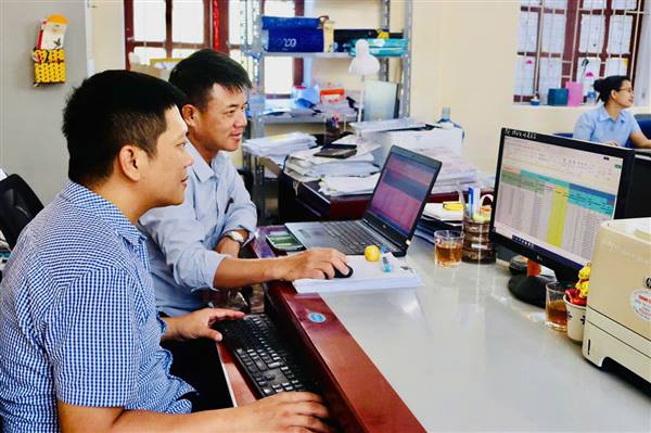 Cán bộ, công chức, viên chức xã Trần Phú nỗ lực ngày đêm thực hiện Chiến dịch làm giầu, làm sạch dữ liệu đất đai
