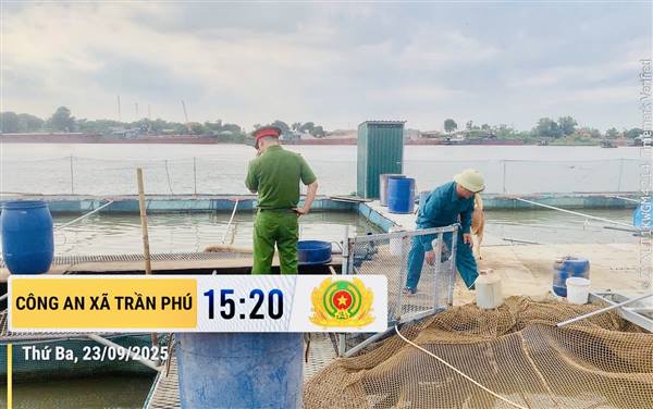 Công an xã Trần Phú tuyên truyền, hướng dẫn các hộ nuôi cá lồng ứng phó bão số 9