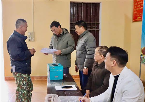 Các hộ dân thôn Cát Khê phấn khởi bốc thăm nhận đất sau khi đồng thuận bàn giao mặt bằng dự án cầu Kênh Vàng