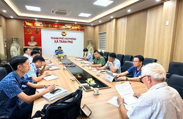 Đồng chí Bí thư Đảng ủy, Chủ tịch HĐND xã Trần Phú tiếp công dân định kỳ