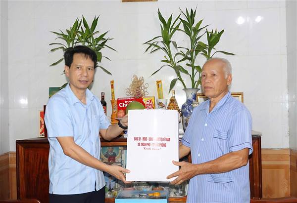 Các đồng chí lãnh đạo xã Trần Phú đến thăm và tặng quà cho người cao tuổi trên địa bàn xã nhân dịp Ngày quốc tế người cao tuổi 1/10