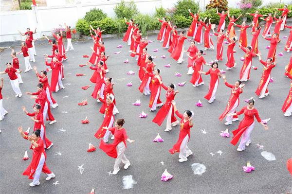 Hội người cao tuổi xã Trần Phú tổ chức Liên hoan văn nghệ - dân vũ  chào mừng Ngày Quốc tế lao động 1/10