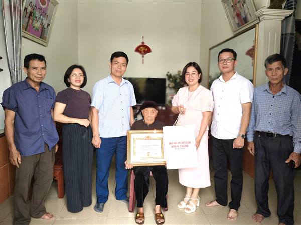 Các đồng chí Thường trực Đảng ủy xã Trần Phú trực tiếp trao tặng Huy hiệu 60 năm tuổi Đảng tại nhà cho các đảng viên lão thành