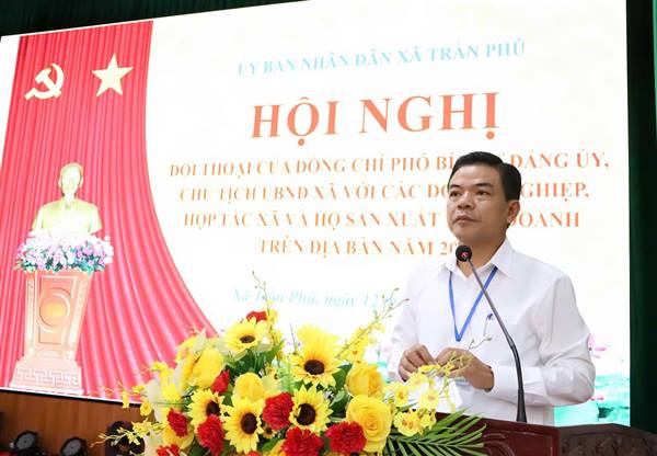 Hội nghị đối thoại trực tiếp giữa đồng chí Vũ Quang Hoàng - Phó Bí thư Đảng ủy, Chủ tịch UBND xã với cộng đồng doanh nghiệp, hợp tác xã và các hộ kinh doanh trên địa bàn. 
