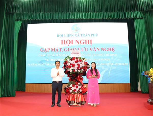 Hội LHPN xã Trần Phú tổ chức giao lưu văn nghệ, tặng quà cho phụ nữ, trẻ em có hoàn cảnh khó khăn
