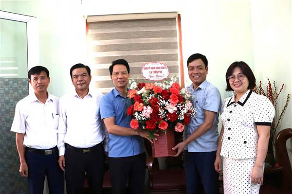 Các đồng chí Thường trực Đảng ủy xã Trần Phú chúc mừng Ban Xây dựng Đảng nhân Ngày truyền thống ngành Tổ chức Đảng