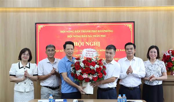 Các đồng chí Thường trực Đảng ủy Trần Phú chúc mừng Hội Nông dân xã nhân Ngày truyền thống 14/10