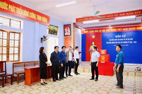 Đoàn kiểm tra số 2 về công tác bầu cử của thành phố kiểm tra công tác chuẩn bị bầu cử tại địa bàn xã Trần Phú