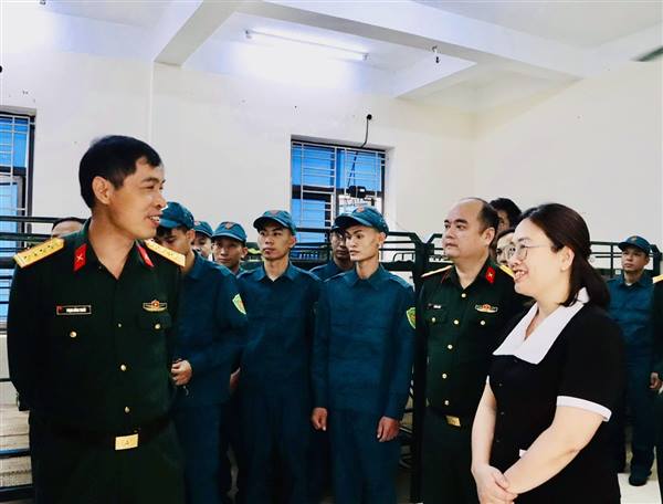 Bộ Chỉ huy Quân sự thành phố Hải Phòng kiểm tra thực tế công tác chuẩn bị thành lập Tiểu đội dân quân thường trực tại xã Trần Phú