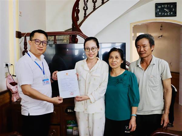 Đồng chí Phó Chủ tịch UBND xã đến thăm hỏi và trao giấy khai sinh cho công dân trên địa bàn