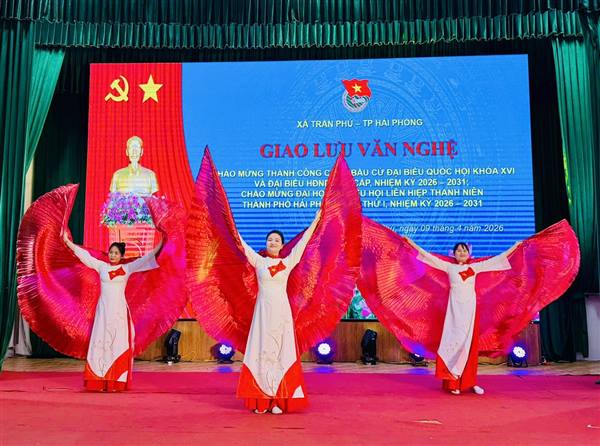 Ban Chấp hành Đoàn xã Trần Phú giao lưu văn nghệ chào mừng thành công của cuộc bầu cử