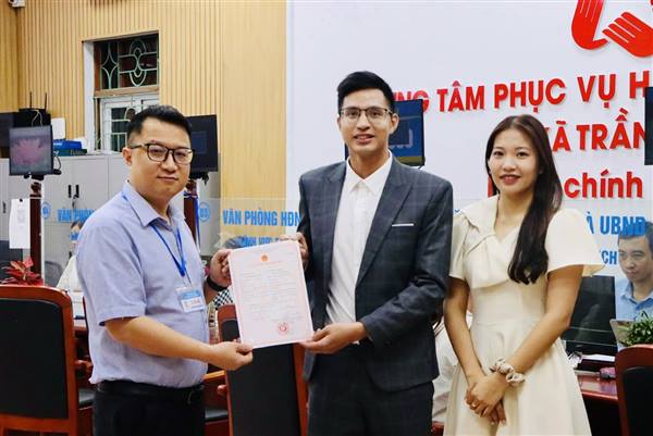 Niềm vui của đôi bạn trẻ Nguyễn Văn Nam và Nguyễn Thùy Linh
